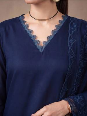 women ethnic motifs embroidered regular thread work kurta with trousers & with dupatta 4