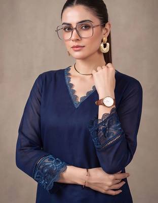 women ethnic motifs embroidered regular thread work kurta with trousers & with dupatta 6