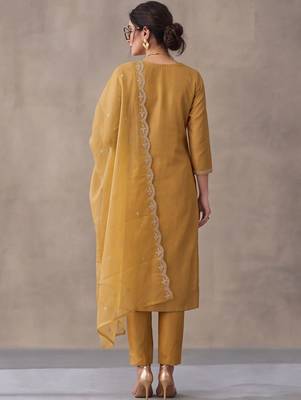 women ethnic motifs embroidered regular thread work kurta trousers & with dupatta 3