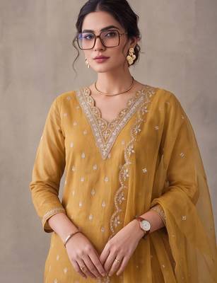 women ethnic motifs embroidered regular thread work kurta trousers & with dupatta 6