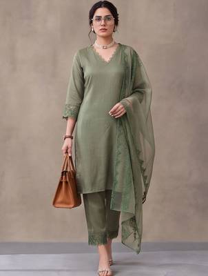 women ethnic motifs embroidered regular thread work kurta & trousers with dupatta 1