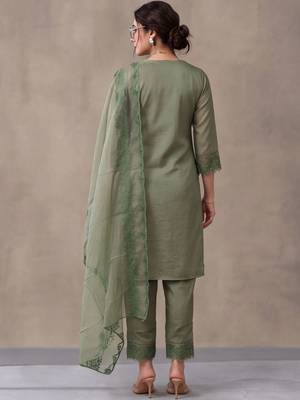 women ethnic motifs embroidered regular thread work kurta & trousers with dupatta 3
