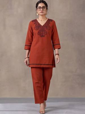 women ethnic motifs regular thread work cotton kurta with trousers 1
