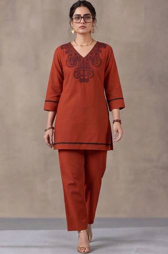 women ethnic motifs regular thread work cotton kurta with trousers