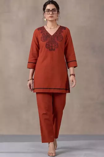 women ethnic motifs regular thread work cotton kurta with trousers