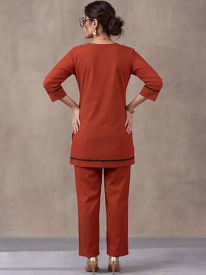 women ethnic motifs regular thread work cotton kurta with trousers 3