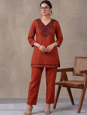 women ethnic motifs regular thread work cotton kurta with trousers 5