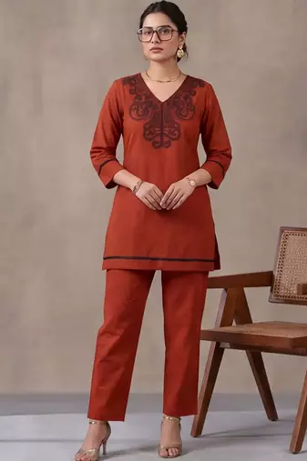 women ethnic motifs regular thread work cotton kurta with trousers