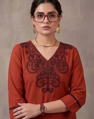 women ethnic motifs regular thread work cotton kurta with trousers 6