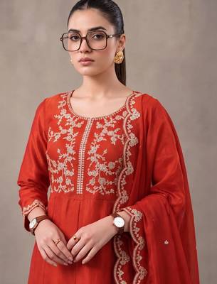 women ethnic motifs embroidered empire thread work kurta with trousers & with dupatta 5