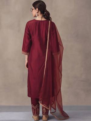 women ethnic regular thread work kurta with trousers with dupatta 3