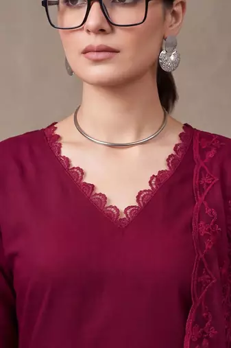 women regular thread work kurta with trousers & with dupatta