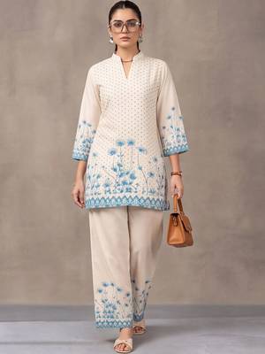 women floral printed regular kurta with trousers 1