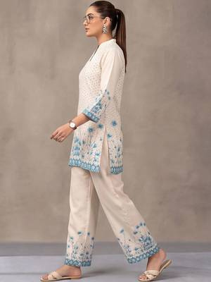 women floral printed regular kurta with trousers 2