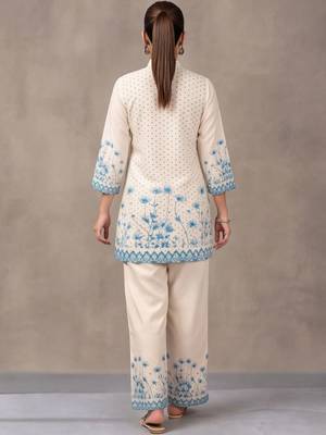women floral printed regular kurta with trousers 3