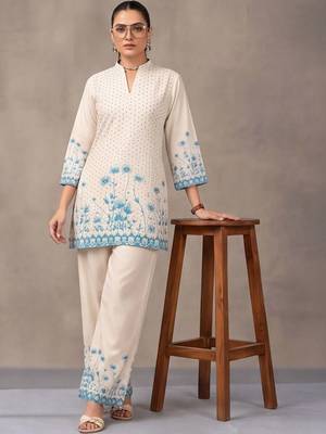 women floral printed regular kurta with trousers 5