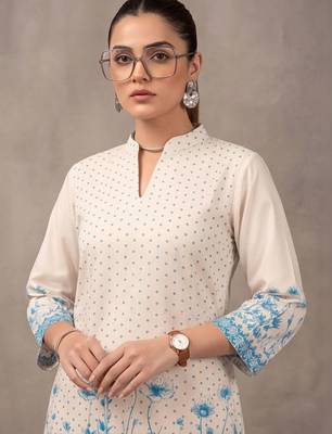 women floral printed regular kurta with trousers 6