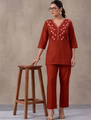 women ethnic motifs embroidered regular thread work kurta with trousers 1