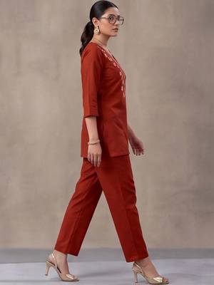 women ethnic motifs embroidered regular thread work kurta with trousers 2