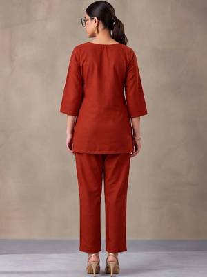 women ethnic motifs embroidered regular thread work kurta with trousers 3