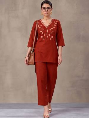 women ethnic motifs embroidered regular thread work kurta with trousers 4