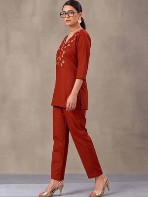 women ethnic motifs embroidered regular thread work kurta with trousers 5