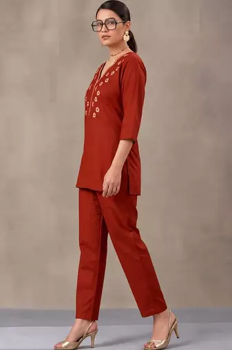 women ethnic motifs embroidered regular thread work kurta with trousers