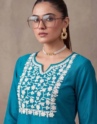 women ethnic motifs embroidered regular thread work kurta with trousers & with dupatta 6