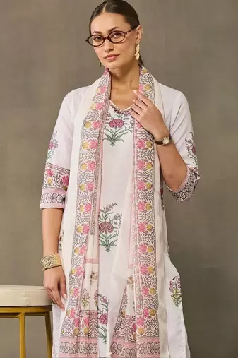 women floral printed regular kurta with trousers & with dupatta