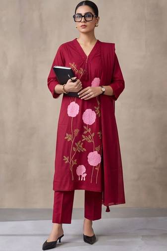 women floral embroidered regular thread work cotton kurta with trousers & with dupatta