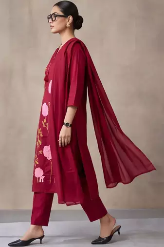 women floral embroidered regular thread work cotton kurta with trousers & with dupatta