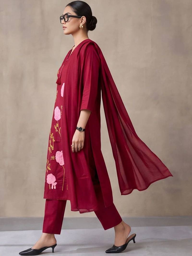 women floral embroidered regular thread work cotton kurta with trousers & with dupatta
