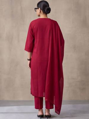 women floral embroidered regular thread work cotton kurta with trousers & with dupatta 3
