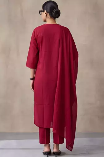 women floral embroidered regular thread work cotton kurta with trousers & with dupatta