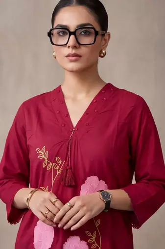 women floral embroidered regular thread work cotton kurta with trousers & with dupatta