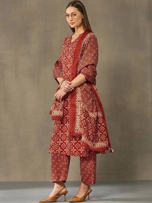 women printed regular cotton kurta with trousers & with dupatta 2