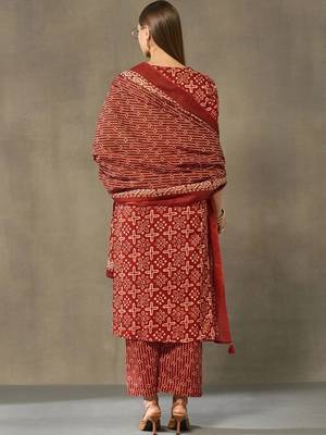 women printed regular cotton kurta with trousers & with dupatta 3