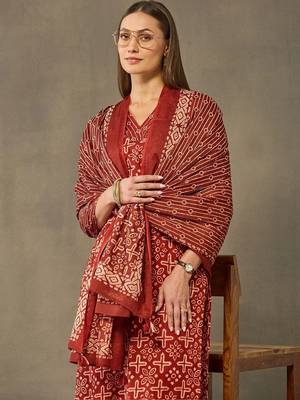 women printed regular cotton kurta with trousers & with dupatta 4