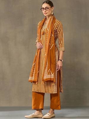 women printed regular cotton kurta with palazzos & with dupatta 2