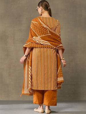 women printed regular cotton kurta with palazzos & with dupatta 3