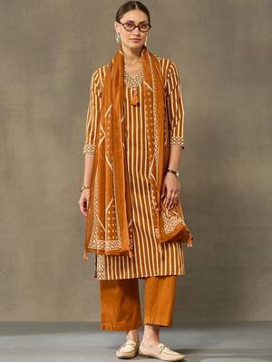 women printed regular cotton kurta with palazzos & with dupatta 4