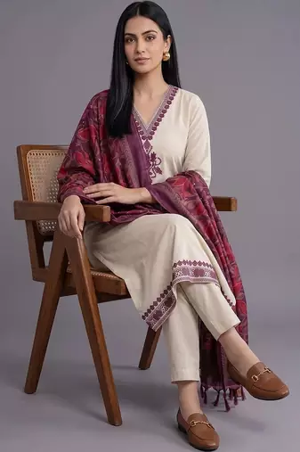 women ethnic motifs embroidered regular thread work kurta with trousers & with dupatta
