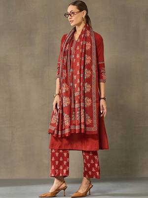 women ethnic motifs printed regular cotton kurta with trousers & with dupatta 2