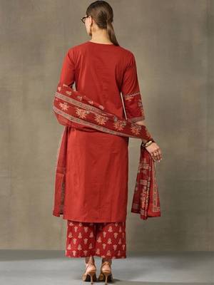 women ethnic motifs printed regular cotton kurta with trousers & with dupatta 3
