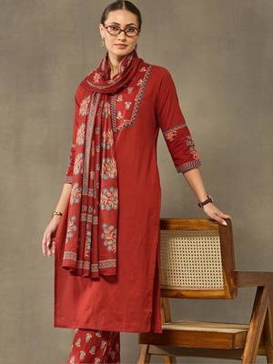 women ethnic motifs printed regular cotton kurta with trousers & with dupatta 5