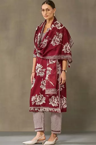 women floral printed regular cotton kurta with trousers & with dupatta