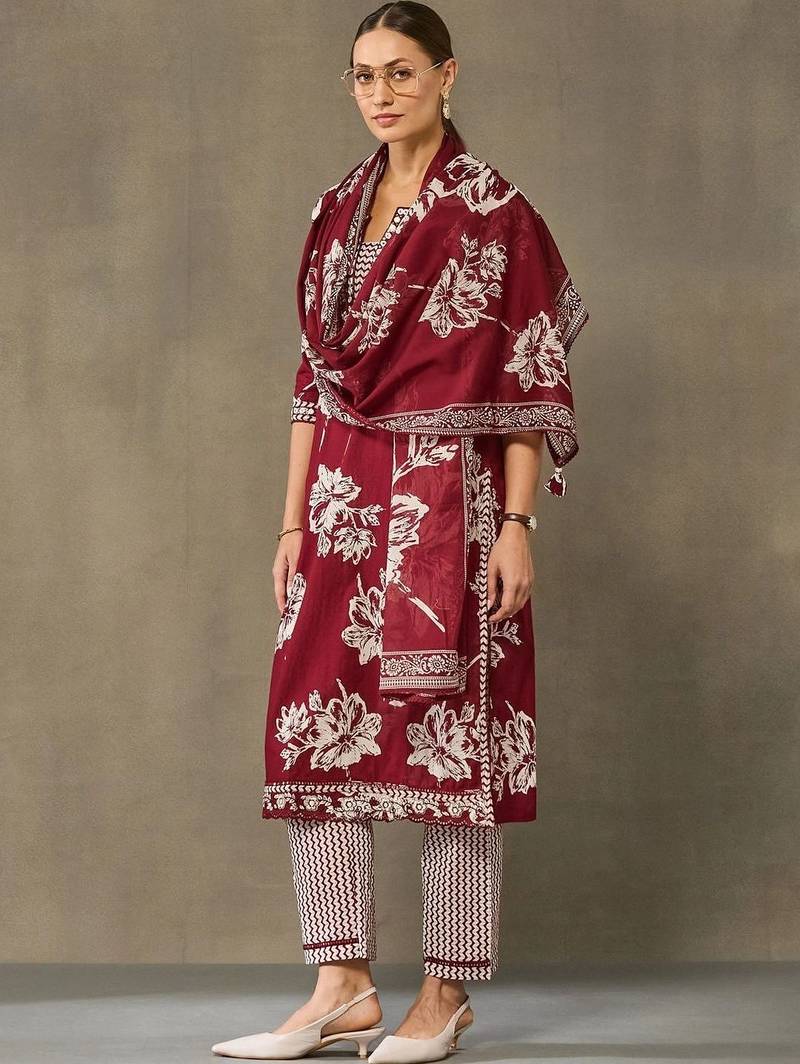 women floral printed regular cotton kurta with trousers & with dupatta