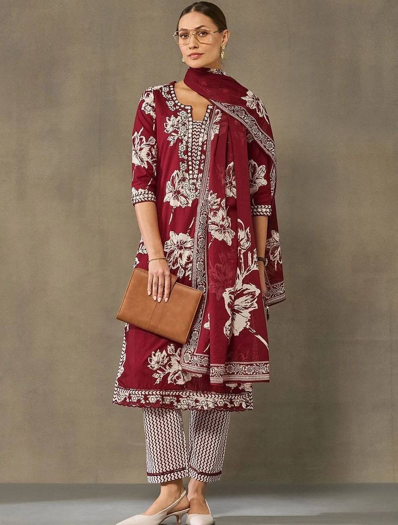 women floral printed regular cotton kurta with trousers & with dupatta