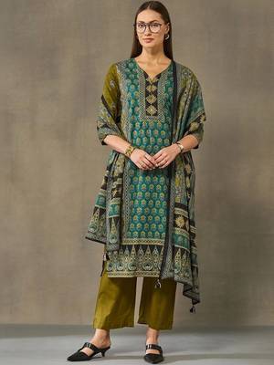 women ethnic motifs printed regular cotton kurta with trousers & with dupatta 1