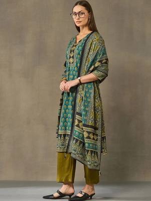 women ethnic motifs printed regular cotton kurta with trousers & with dupatta 2